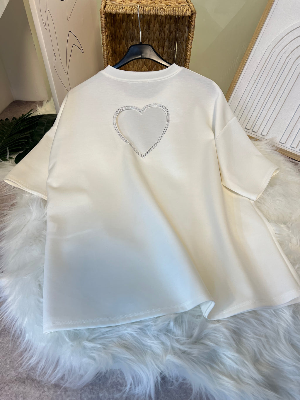 Damen T-Shirt mit Herz-Ausschnitt für einen modischen Look