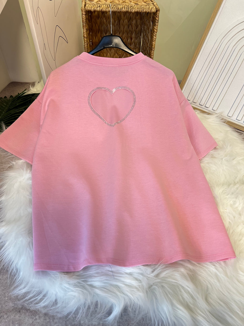 Damen T-Shirt mit Herz-Ausschnitt für einen modischen Look