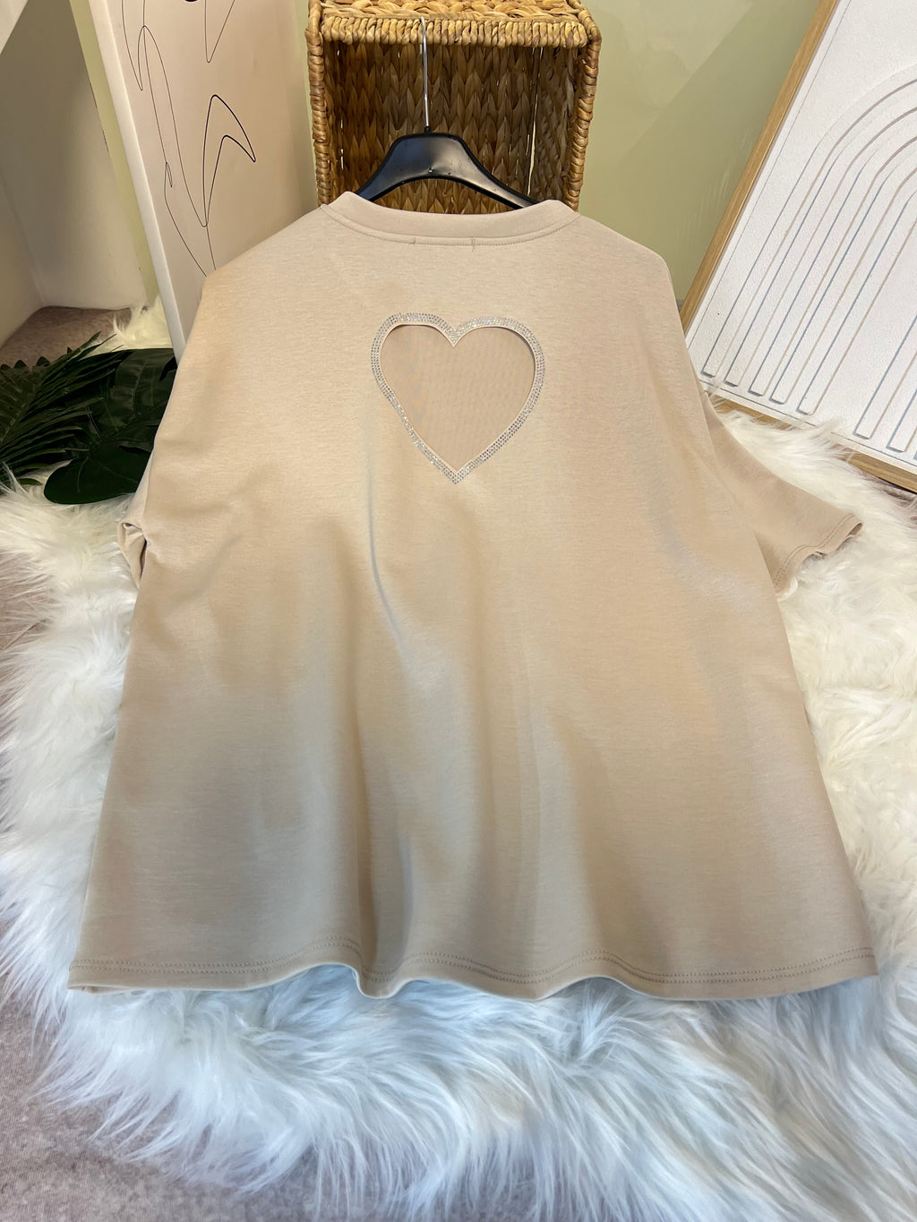 Damen T-Shirt mit Herz-Ausschnitt für einen modischen Look