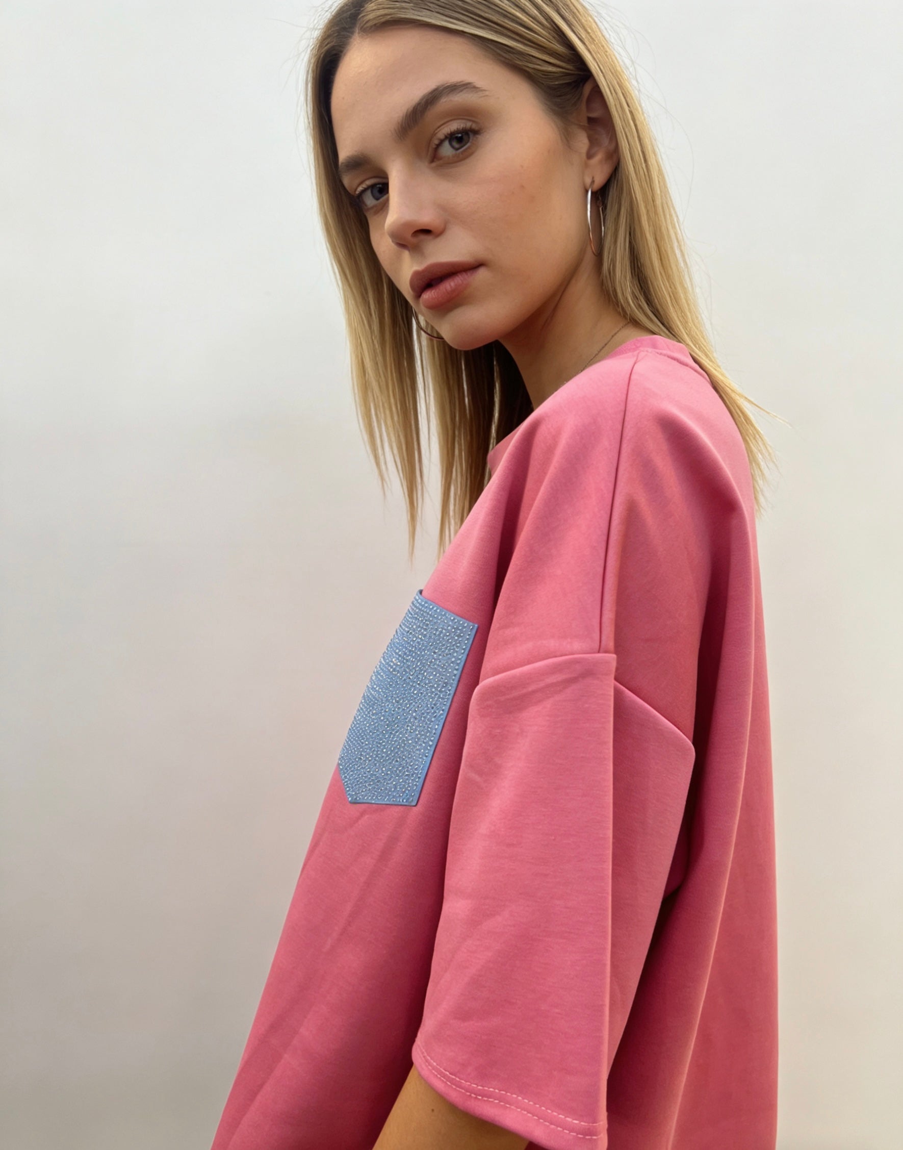 Damen T-Shirt mit rosa Tasche Oversize-Stil Grau Melange Komfortabel und Stilvoll