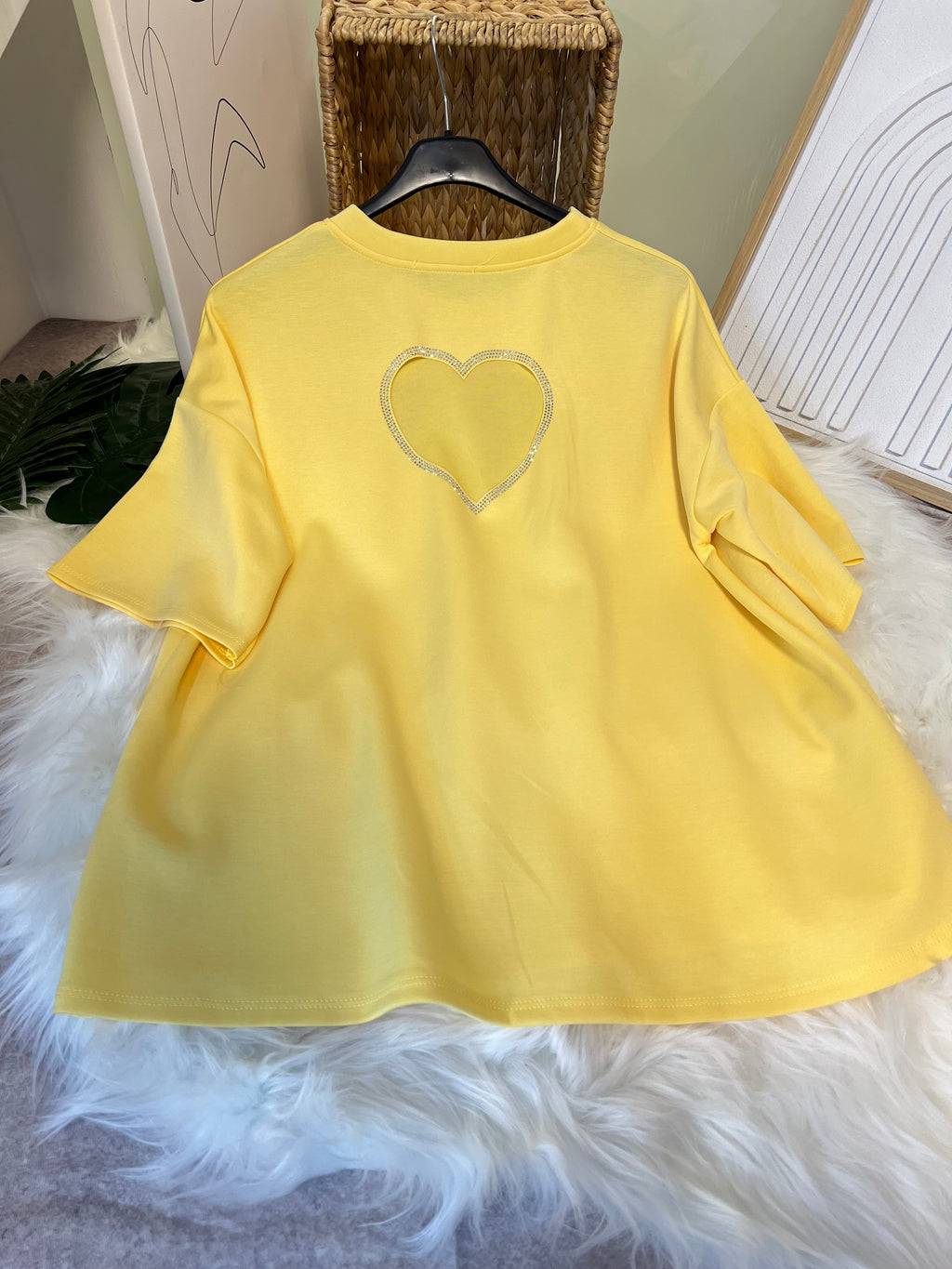 Damen T-Shirt mit Herz-Ausschnitt für einen modischen Look