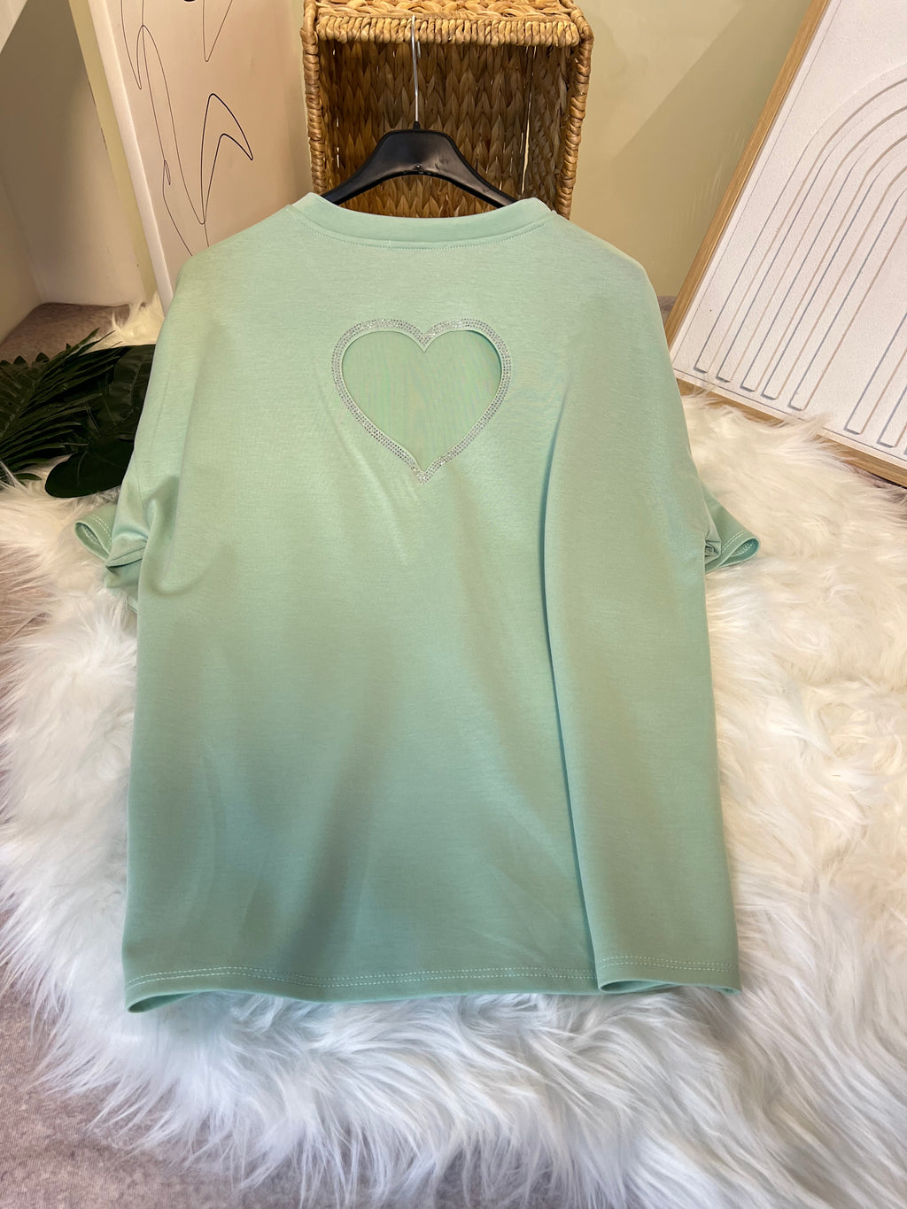 Damen T-Shirt mit Herz-Ausschnitt für einen modischen Look