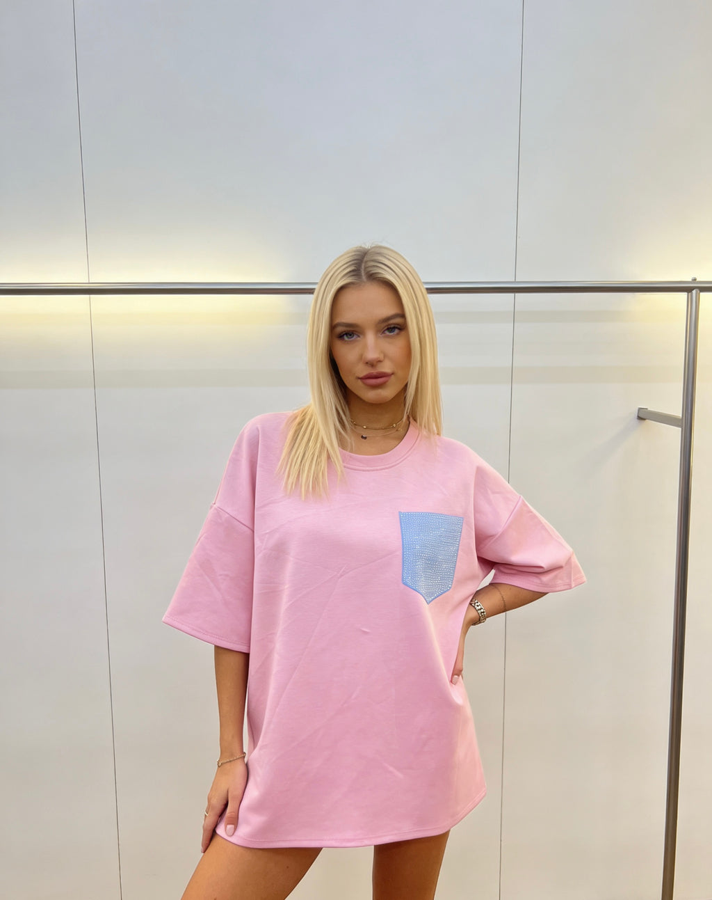 Damen T-Shirt mit rosa Tasche Oversize-Stil Grau Melange Komfortabel und Stilvoll
