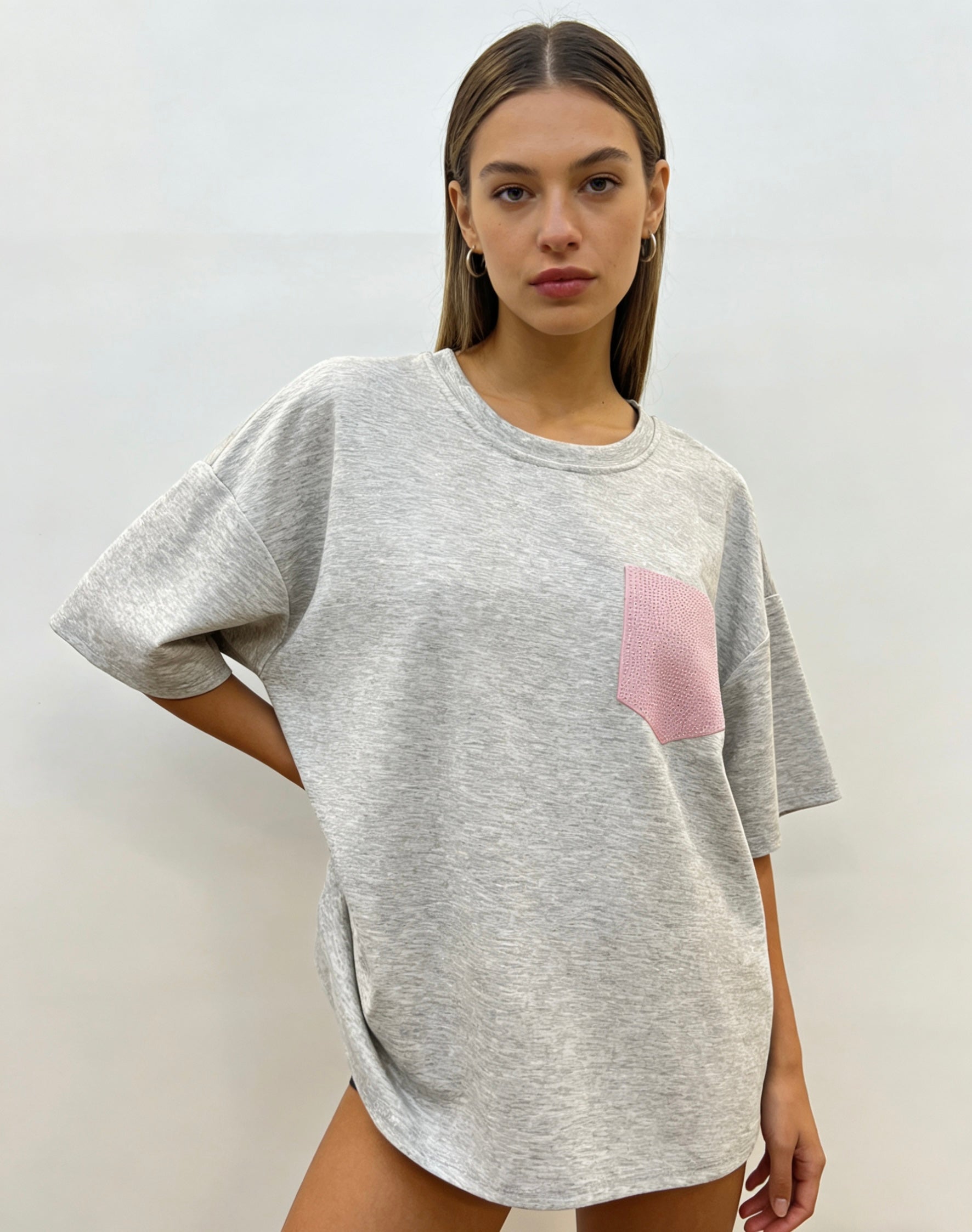 Damen T-Shirt mit rosa Tasche Oversize-Stil Grau Melange Komfortabel und Stilvoll