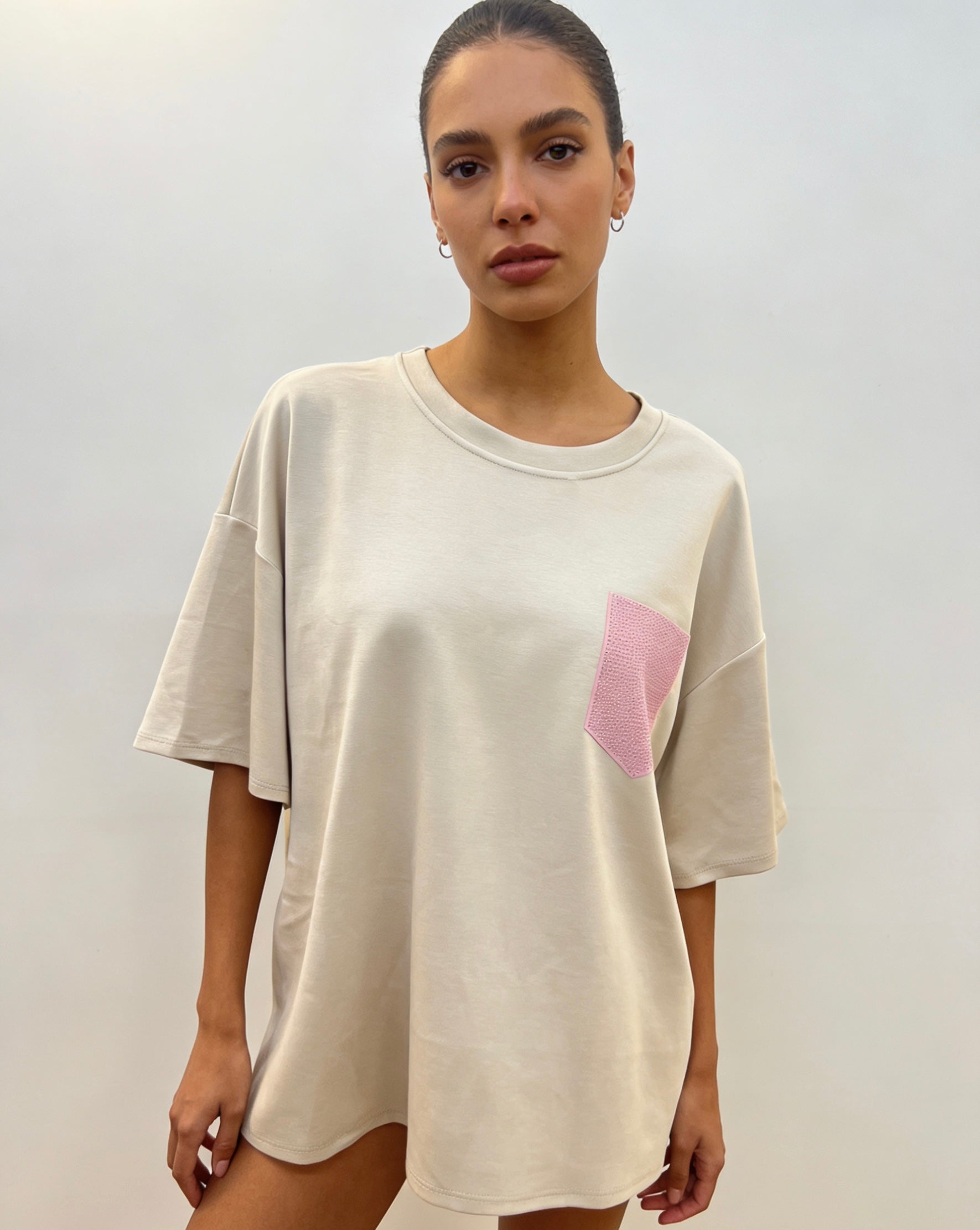 Damen T-Shirt mit rosa Tasche Oversize-Stil Grau Melange Komfortabel und Stilvoll