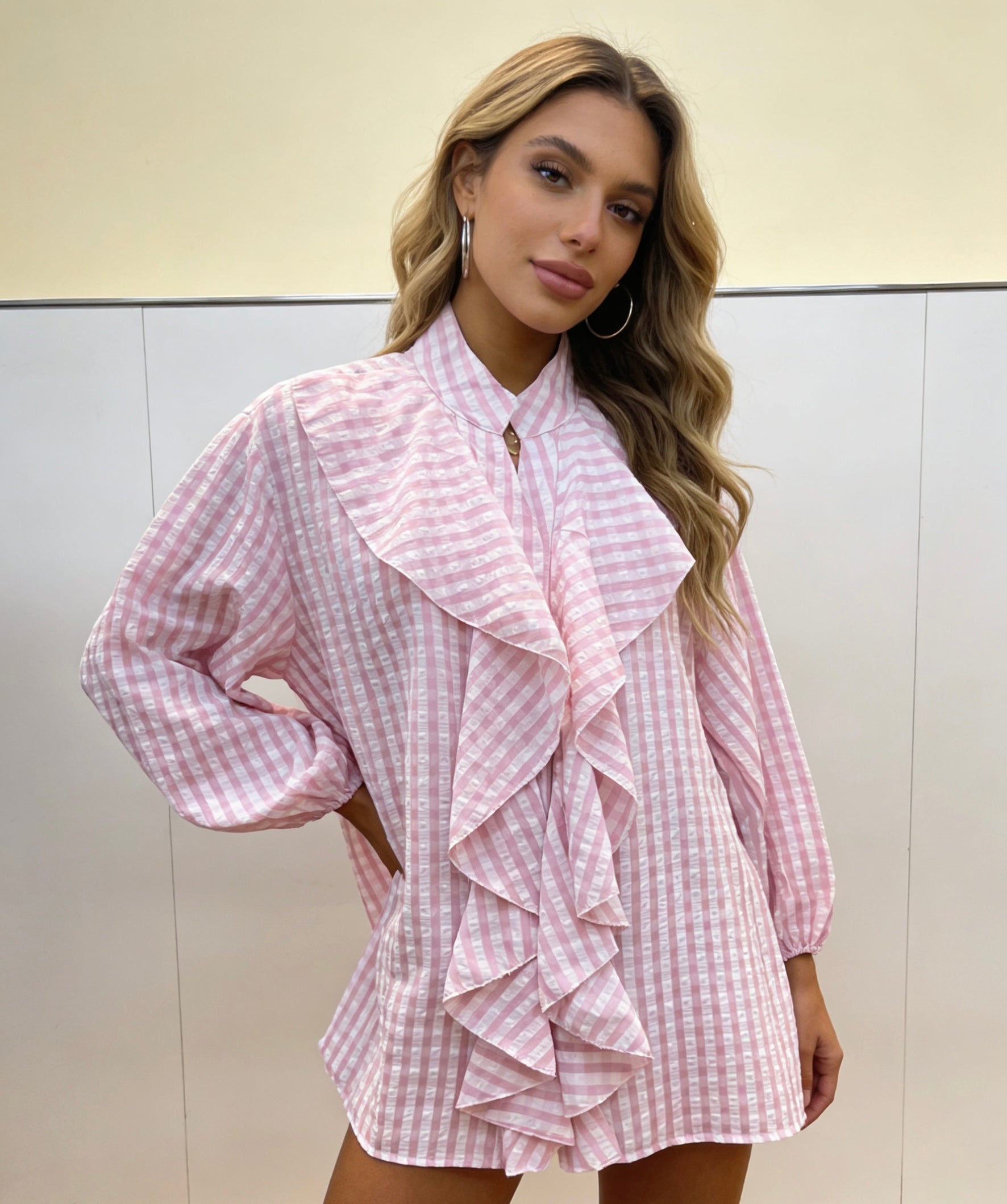 Sommerliche Damen Bluse mit Rüschen-Detail, Gestreifte Loose Fit Hemdbluse mit Stehkragen, Elegantes Freizeit Oberteil für Alltag