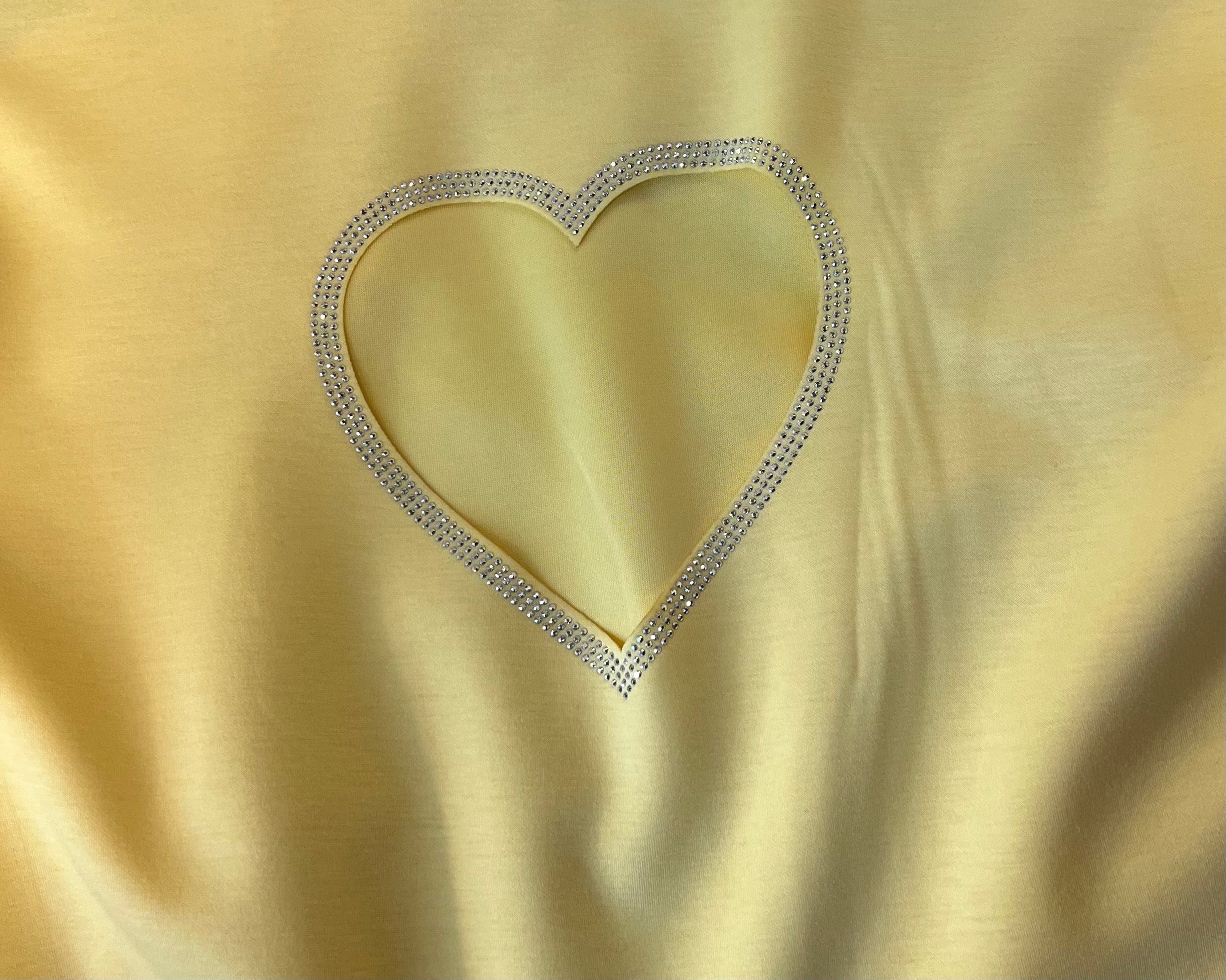 Damen T-Shirt mit Herz-Ausschnitt für einen modischen Look