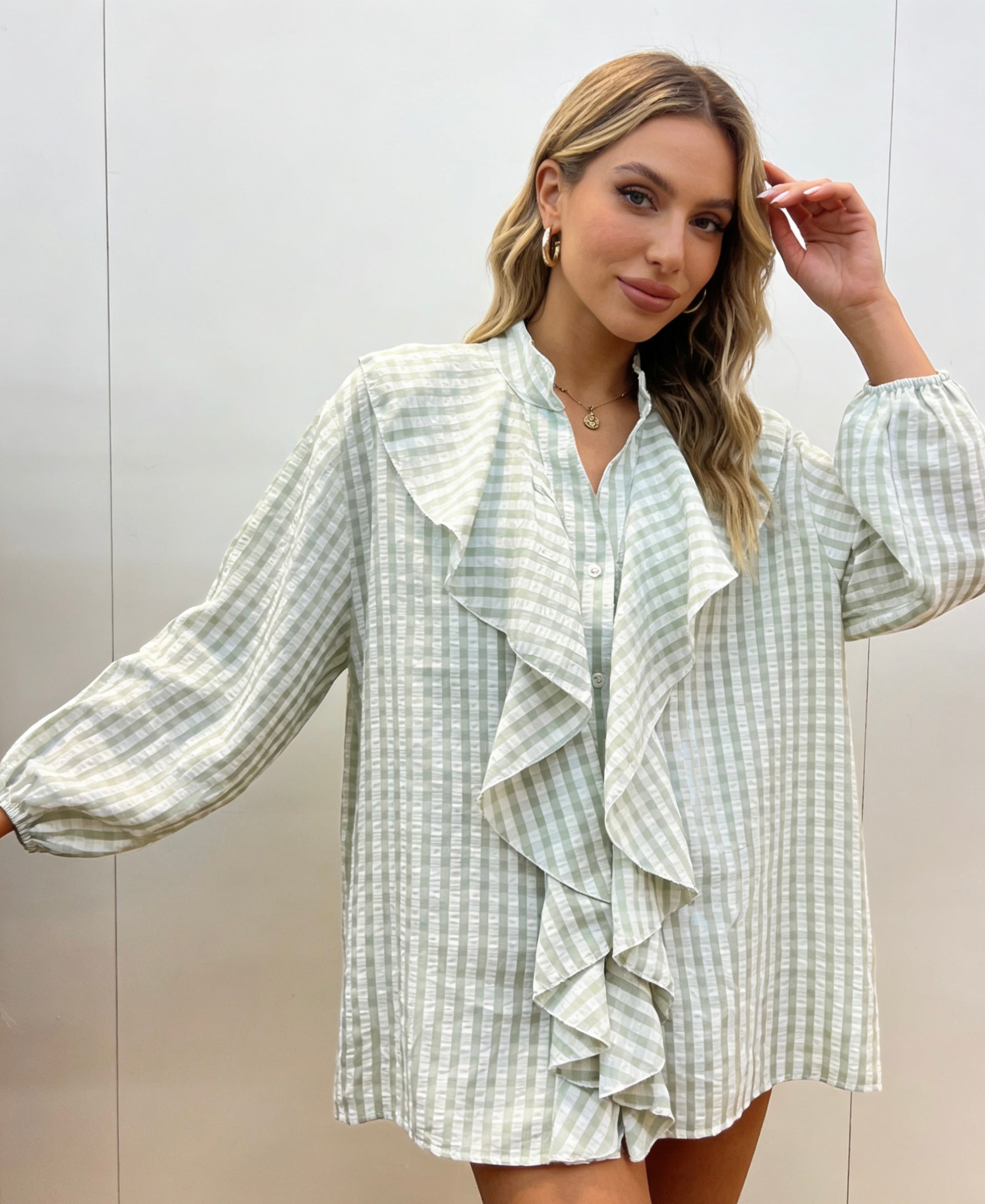 Sommerliche Damen Bluse mit Rüschen-Detail, Gestreifte Loose Fit Hemdbluse mit Stehkragen, Elegantes Freizeit Oberteil für Alltag