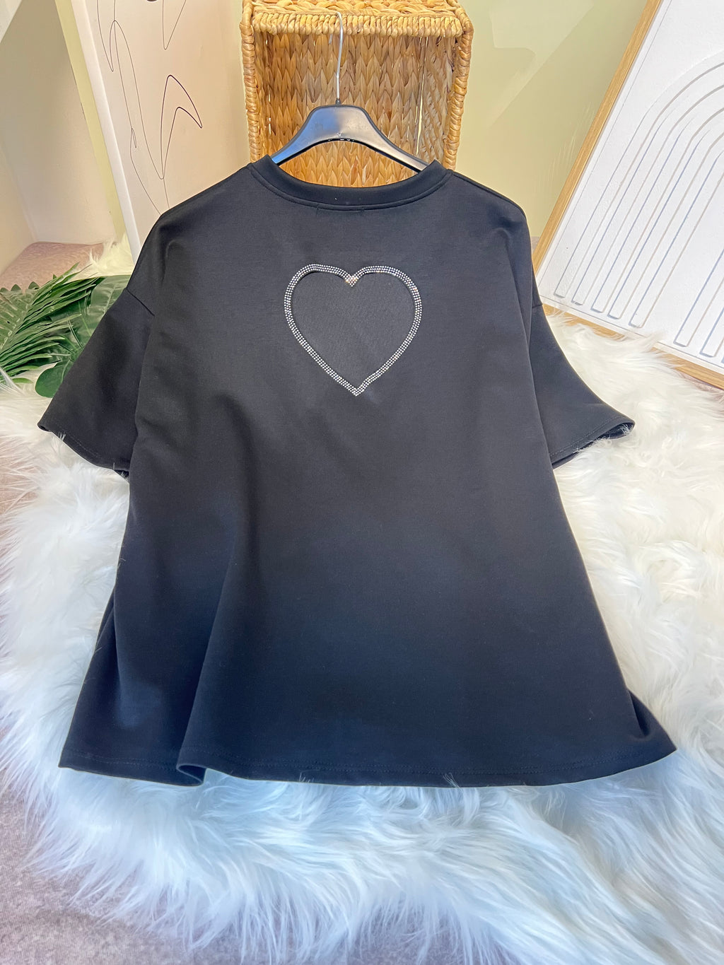 Damen T-Shirt mit Herz-Ausschnitt für einen modischen Look