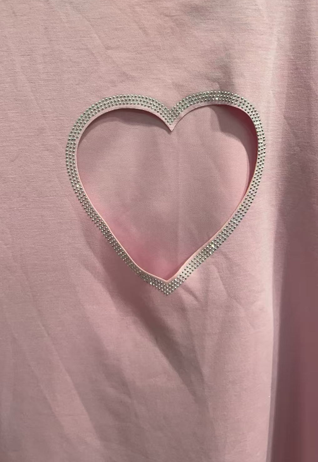 Damen T-Shirt mit Herz-Ausschnitt für einen modischen Look